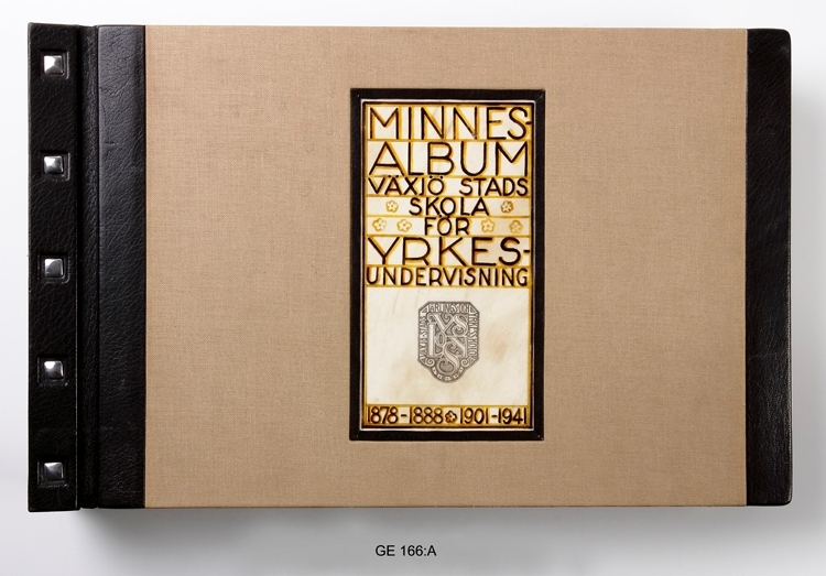 Minnesalbum i grått och svart, " Minnesalbum, Växjö Stads Skola för Yrkesundervisning 1878-1888. 1901-1941", (Yrkesskolornas i Växjö 50-åriga tillvaro) , sammanställt av Gunnar Ell 1941.

Inskrivet i huvudbok 2008.
Funktion: Minnesalbum