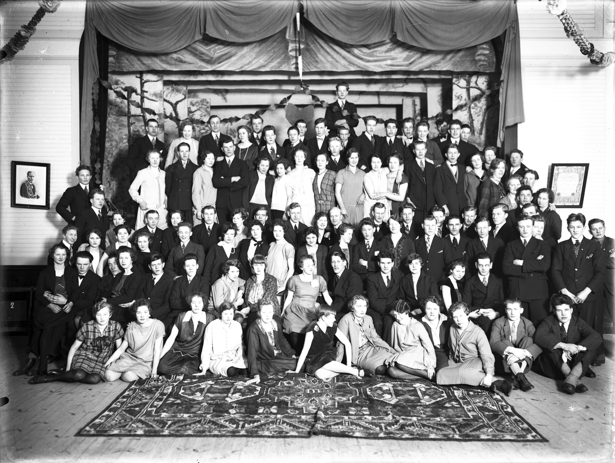 Pojk- eller jänthippa 1927 i Bergby Ordenshus. Algot Engblom som finns på bilden kallades för "Dragspelarn".
