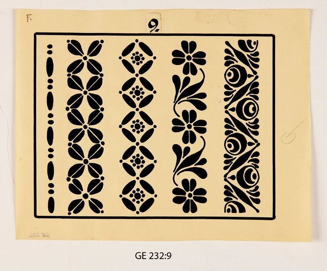 Mönsterteckning i svart tusch. 
Förvaras i pappersmapp med texten "14 prov o 8 auto." samt "Ser. 3. 24 st. pl. Att utföras i samma storlek som originalen. 9 st. med A betecknade i autotype med djupetsning i likhet med redan utförda no. 13 i denna serie, vilken inberäknad i ovannämnda 9 st.
15 st. med F. betecknade utföres i fototypi och djupetsning såsom i serierna 1 o 2. -Här till hör även teckningsplanschen no. 24, vars original utförts i större storlek för att medfotograferas till samma storlek som övriga."
Ligger i marmorerad pärm i svartvitt med gråbrun rygg och svarta knytsnören. Märkt: "Mönstersamling för övning i ornamentsteckning. Den 30.4., Gunnar Ell".

Inskrivet i huvudbok 2008.
Funktion: Mönstersamling