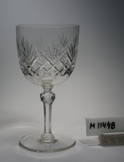 Ölglas tillhörande servis "Henry".
Se nr. 405-415, pl. X i fotoalbum.
Dekor i form av facetter och skär.
Ofärgat klarglas.
Ovan angivna mått avser fotdiameter.
Rymd: 22 cl.
Inskrivet i huvudkatalogen 1942.
Funktion: Ölglas
