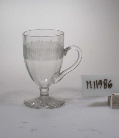 Punschglas med fot och grep (R.241).
Beskrivning: Slipat. Stjärna under foten. Pantograferad bård.
Färg: Ofärgat klarglas.
Mått: Diameter ovan avser glasets fotdiameter.
Inskrivet i huvudkatalogen 1942.
Funktion: Punschglas