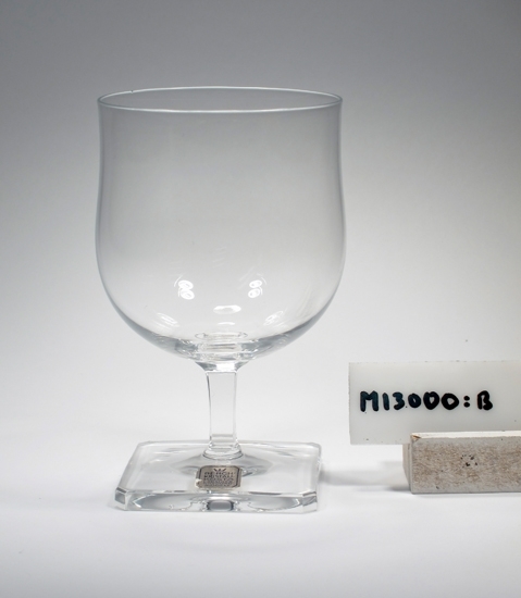 Vinglas "Tyresö". Designer: Elis Bergh.
Klockform, fyrkantig fot. Slipat. 
Fot och ben slipade med fyrkantig genomskärning.
Rymmer 15 cl.
Ovan angivna mått avser övre diameter. Fotdiameter 54 mm.
Ofärgat klarglas.
Inskriven i huvudkatalogen 1943.
Funktion: Vinglas