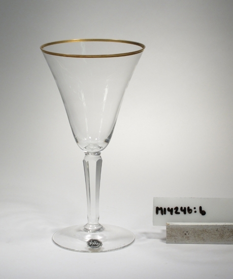 Vinglas från Hofmantorp nya glasbruk. Tillhör servis Rosenthal. 
Beskrivning: Glas på rund fot, olivslipat ben. Guldkant runt mynningen.
Färg: Ofärgat klarglas.
Mått: Ovan anges höjd och övre diameter. Bottendiameter: 66 mm. Rymd: 15 cl.
Märkning: Rund lapp med text. Se "Signering och märkning" 1 ovan. 
Etikett; rund, svart med text. Se "Signering, märkning" 2 ovan. 
Inskrivet i huvudkatalogen 1946.
Funktion: Vinglas