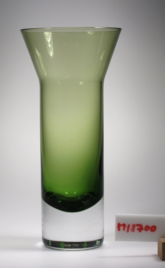 Vas.
Cylindrisk, med trattformad öppning.
Ljust mossgrönt underfång.
Funktion: Att ha blommor i.