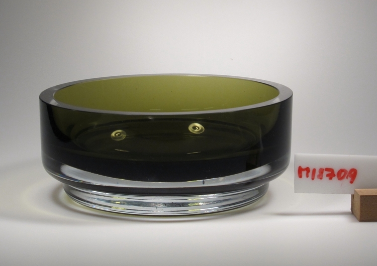 Skål.
Cylindrisk rak, med mindre botten.
Olivgrönt underfång.
Funktion: Att ha frukt, saker i.