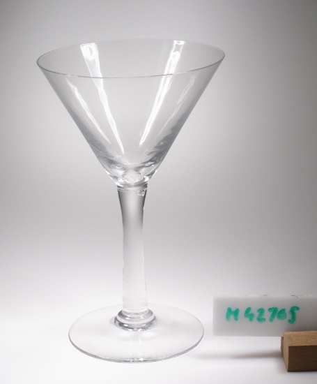 Cocktailglas i klarglas.
Klassisk konad kupform.
Rakt ben.
Modell 481, 20 cl, enligt en faktura.
Funktion: Att dricka cocktail ur
