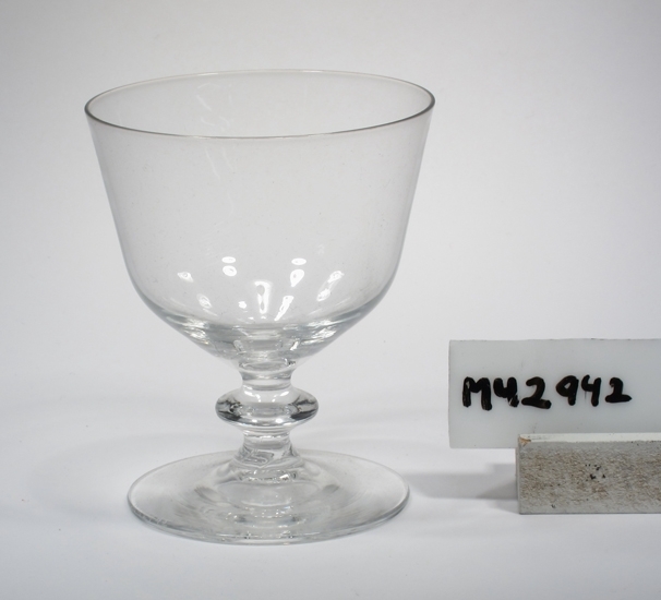 Cocktailglas.
Från Gullaskrufs glasbruk, möjligtvis legoarbete från Älghult. 
Formgivet av William Stenberg. Ritat 1938.
Beskrivning: Låg, konad kupa som går över i konisk nederdel. Kort ben 
med knapp. Något konad fot.
Färg: Ofärgat klarglas.
Mått: Övre diameter 72 mm, fotens diameter 59 mm.
Märkning: Lapp med text. Se " Signering, märkning " ovan.
Inskrivet i huvudkatalogen 1980. 

William Stenberg (1885-1961), disponent m.m., Gullaskruv.
Funktion: Cocktailglas