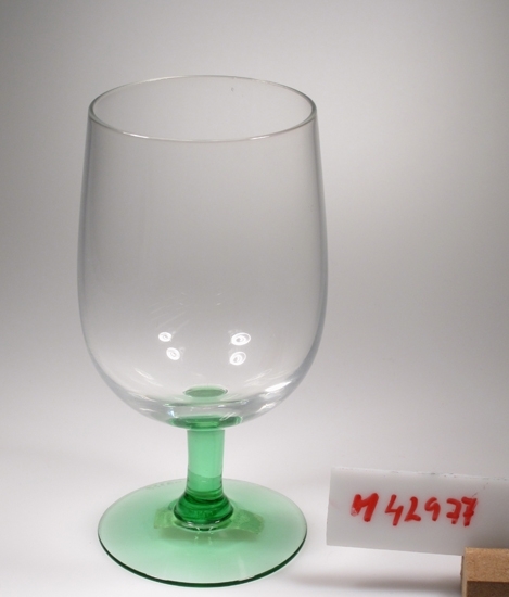 Vinglas med klarglaskupa, och grönt ben och fot.
Finns i katalog från 1961

På lapp: "678/9 oz"
Funktion: Att dricka öl ur