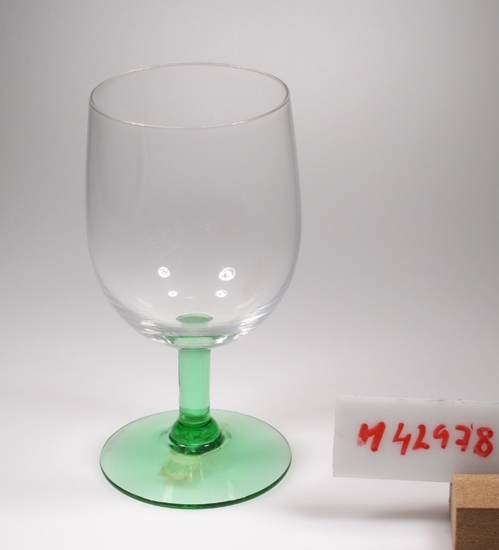 Sherryglas med klarglaskupa, 
och grönt ben och fot.
Finns i katalog från 1961.

På lapp: "678/9 oz"
Funktion: Att dricka sherry ur