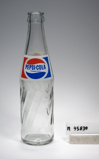 Pepsi-Cola-flaska, 250 ml. PLM Hammar. Ritad  1985-07-30. Kod nr. 1100-213. Ritning nr. Gl-10240. Ritning förvaras i arkivet. Se även registerkortets baksida.
Beskrivning: Cylindrisk flaska.
Färg: Ofärgat klarglas.
Märkning: Screentryck i rött, vitt och blått. Se "Signering, märkning" 1 ovan. 
Text runt nedre delen. Se "Signering, märkning" 2 ovan.
Inskrivet i huvudkatalogen efter 1990.
Funktion: Pepsi-Cola flaska