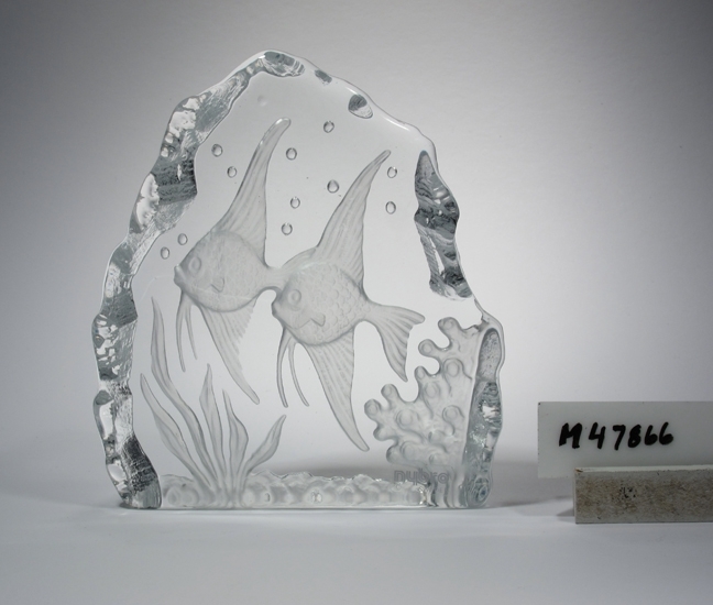 Glasblock med två fiskar.
Konstnär: Rune Strand.
Beskrivning: Flat glasskiva med oregelbunden kant. Två simmande scalarer med sjöväxter och "luftbubblor" runt omkring.
Färg: Ofärgat klarglas.
Teknik: Stöpt och blästrad.
Inskrivet i huvudkatalogen tidigast 1995.
Funktion: Glasblock, prydnadsföremål.