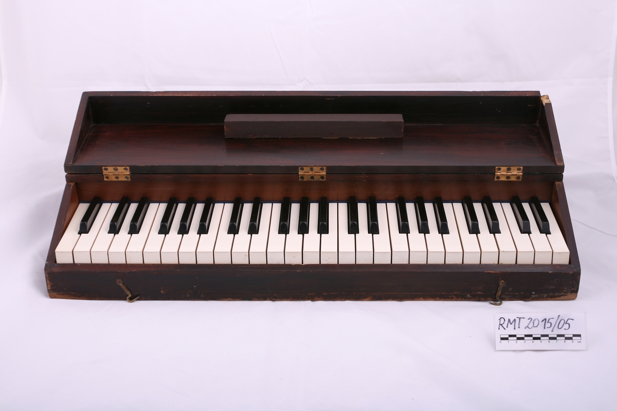 Stumpiano fra Oslo Pianofabrikk.
Bærehåndtak på forsiden av instrumentet.