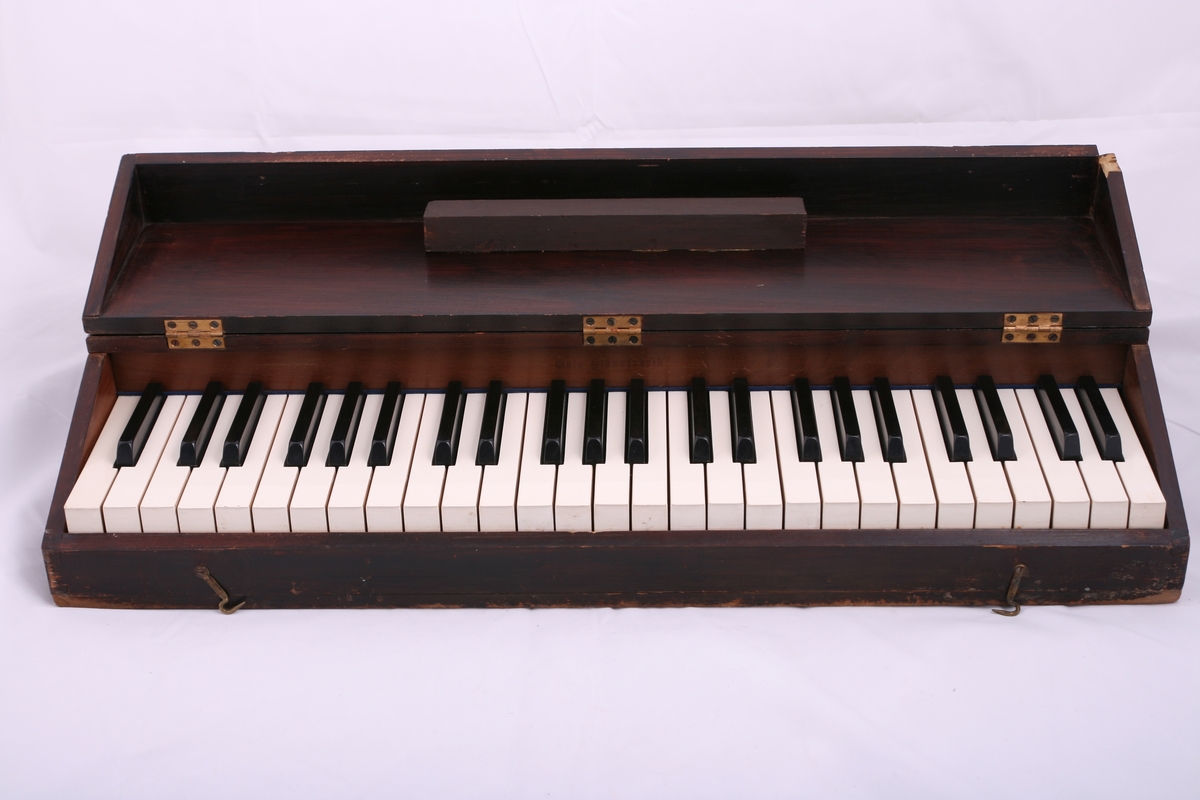 Stumpiano fra Oslo Pianofabrikk.
Bærehåndtak på forsiden av instrumentet.