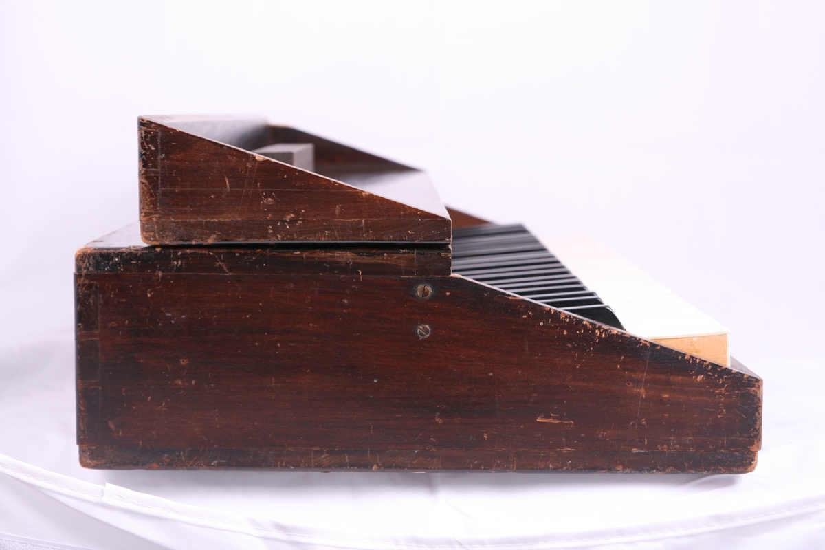 Stumpiano fra Oslo Pianofabrikk.
Bærehåndtak på forsiden av instrumentet.