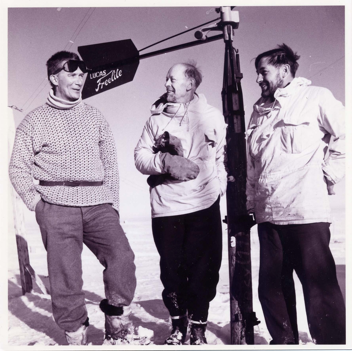 "Fv. John Giaever, expeditionschef, Harald Ulrik Sverdrup, professor geofysiker, kapten på Norsel Guttorm Jacobsen."