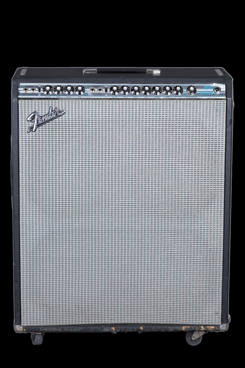 Rørforsterker med 100 watts utgangseffekt. To kanaler for normal og vibrato. Fire instrumentinnganger. Fire 12-tommers høyttalere, 10 rør. Innebygd vibratoeffekt og romklang.