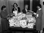 Edith Wahlmark, Fanny Hagström, landshövdingskan Elisabeth Linnér och Karin Bratt slår in paket, Lindska skolan, Odinslund