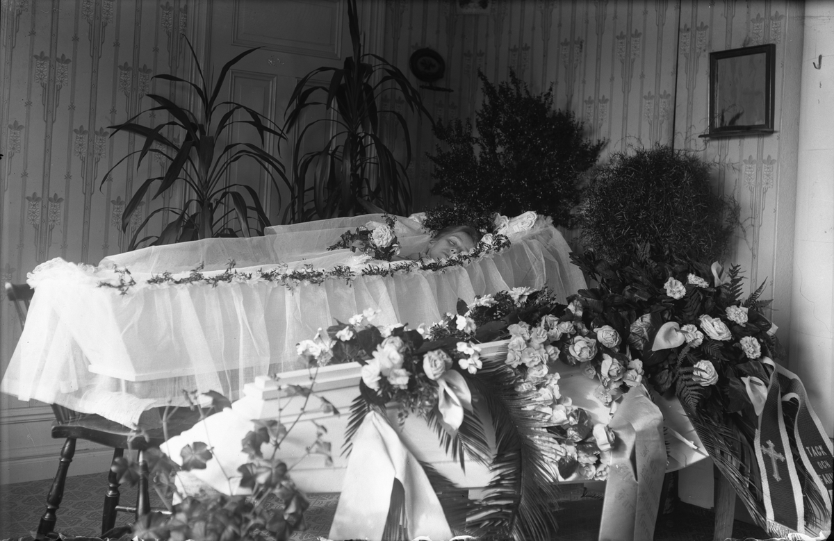 Hanna på bår. Hanna Karolina Svensson i Åmotsbruk i Ockelbo kommun föddes 9 mars 1898 och avled i lungsot 3 juni 1915. Hennes far Jon Svensson fotograferade dottern före begravningen. Och tre år senare slog spanska sjukan till.