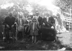 Familj från Vallåsen. Foto efter år 1928.