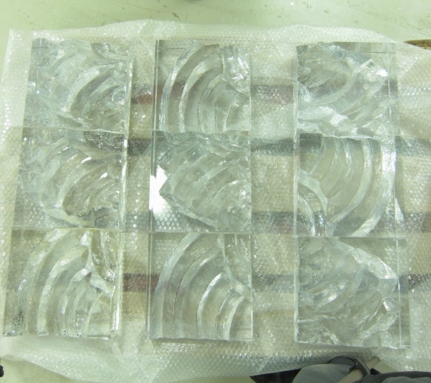 Glasskulptur "Kyoto". (Står på en träsockel).
Konstnär: Lars Hellsten.
Beskrivning: "Kyoto" består av nio gjutna kvadratiska block som limmats ihop på höjden, tre och tre. Relief med vågrörelse.
Inskrivet i huvudkatalogen tidigast 1997.

Lars Hellsten fick inspirationen till "Kyoto" när han besökte Japan samma år. "Reliefen med vågrörelser (är) inspirerad av floden som rinner genom Kyoto, den gamla Kejsarstaden". (Från Orreforsboken, sid. 14).

Tre stycken "Kyoto" gjordes; en till Nationalmuseum, en till Orrefors som står placerad utanför bruket, och en till Smålands museum, vilken var lite specialgjord. Uppgifter av formakare (åt L. Hellsten) Anders Karlsson, genom Christer Jacobsson på Orrefors.
Funktion: Glasskulptur