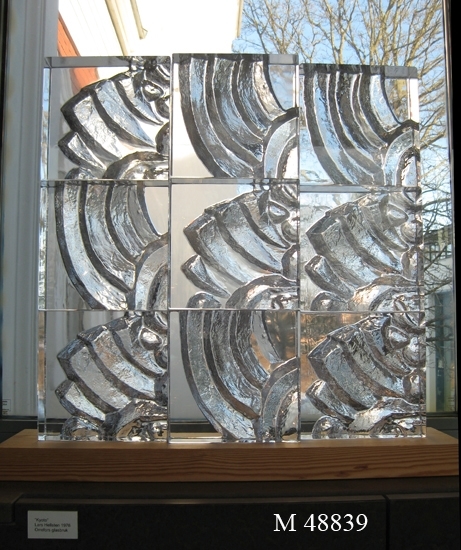 Glasskulptur "Kyoto". (Står på en träsockel).
Konstnär: Lars Hellsten.
Beskrivning: "Kyoto" består av nio gjutna kvadratiska block som limmats ihop på höjden, tre och tre. Relief med vågrörelse.
Inskrivet i huvudkatalogen tidigast 1997.

Lars Hellsten fick inspirationen till "Kyoto" när han besökte Japan samma år. "Reliefen med vågrörelser (är) inspirerad av floden som rinner genom Kyoto, den gamla Kejsarstaden". (Från Orreforsboken, sid. 14).

Tre stycken "Kyoto" gjordes; en till Nationalmuseum, en till Orrefors som står placerad utanför bruket, och en till Smålands museum, vilken var lite specialgjord. Uppgifter av formakare (åt L. Hellsten) Anders Karlsson, genom Christer Jacobsson på Orrefors.
Funktion: Glasskulptur