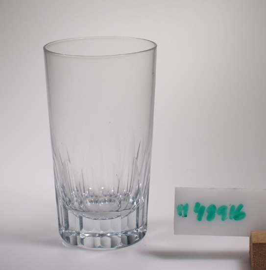 Vattenglas/selterglas.
Cylindriskk övre del, nedre delen stående facettslipning.
Klarglas.
Funktion: Att dricka vatten ur