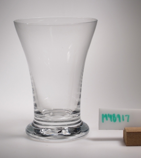 Tumlare.
Klarglas. konisk kupa som övergår i en "klack"
Design av Björn Larsson 2001.