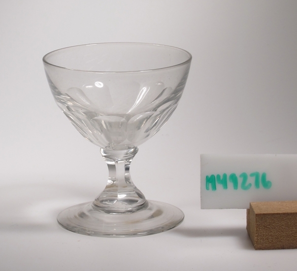 Portvinsglas.
Tillhörande servis "Facett, modell 741".
Möjligen tillverkat 1963.
Beskrivning: Öppen, låg , äggformad kupa. Kort, insvängt ben. 
Något konad fot. Facetter i nedre delen av kupan och på benet.
Färg: Ofärgat klarglas.
Mått: Ovan anges övre diameter. Fotdiameter: 60 mm.
Märkt med vit etikett med älg samt text. Se "Signering, märkning" ovan.
Inskrivet i huvudkatalogen 2005.
Funktion: Portvinsglas