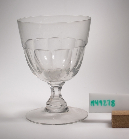 Vinglas.
Tillhörande servis "Facett, modell 741".
Möjligen tillverkat 1963.
Beskrivning: Öppen, äggformad kupa. Kort, insvängt ben. 
Något konad fot.
Facetter i nedre delen av kupan och på benet.
Färg: Ofärgat klarglas.
Mått: Ovan anges övre diameter. Fotdiameter: 80 mm.
Märkning: Vit etikett med älg och text. Se "Signering, märkning" ovan.
Inskrivet i huvudkatalogen 2005.
Funktion: Vinglas