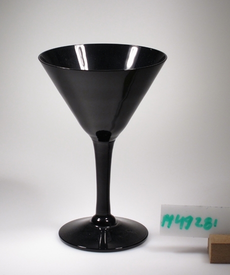Vinglas.
Beskrivning: Utsvängd, konisk form. 
Draget ben. Skivfot.
Färg: Svart.
Mått: Diameter ovan anger fotdiametern.
Inskrivet i huvudkatalogen 2005.
Funktion: Vinglas