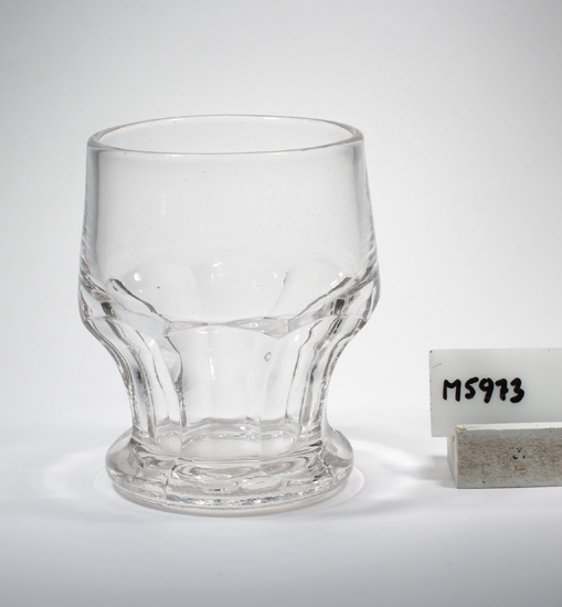 Dricksglas.
Antagligen tillverkat på Eda glasbruk omkring 1930 eller tidigare. 
Beskrivning: Dekor bestående av imiterade facetter.
Färg: Ofärgat klarglas.
Mått: Ovan anges höjd samt diameter. Fotdiameter: 66,5 mm.
Inskrivet i huvudkatalogen 1934.

Kataloger:
Edas katalog från 1929, sid. 49, samt Eda Glas & Lerkärlsfabr.
Se även Glimmas kata. 1953, ant. 391, sid. 19 (inga äldre kataloger).
Funktion: Dricksglas