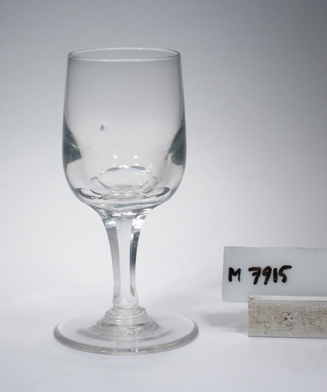 Vinglas. 
Beskrivning: Facetter på benet.
Färg: Ofärgat klarglas.
Mått: Ovan angivna mått avser övre diameter.
Fotdiameter: 60 mm.
Inskrivet i huvudkatalogen 1935.
Funktion: Vinglas