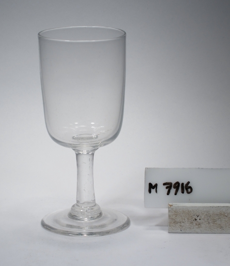Vinglas.
Beskrivning: Stråben.
Färg: Ofärgat klarglas.
Mått: Ovan angivna mått avser övre diameter.
Fotdiameter: 51 mm.
Inskrivet i huvudkatalogen 1935.
Funktion: Vinglas