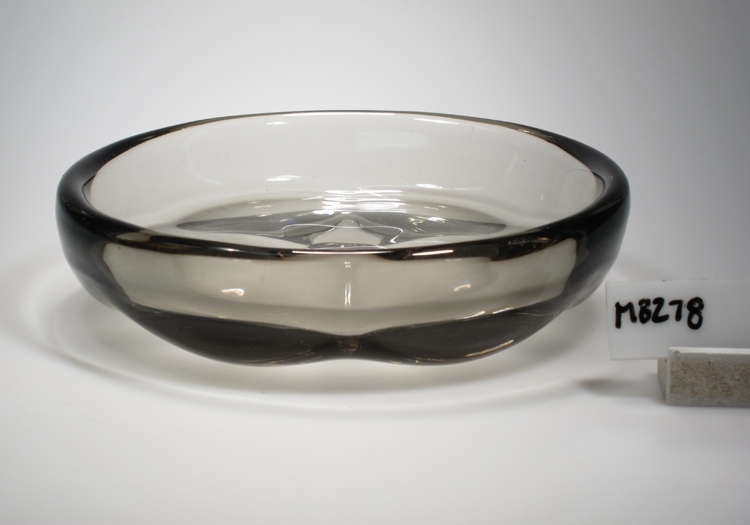 Askfat.
Drivet.
Hyttarbetat, nedtryckt i optik i botten. Driven kant.
Brunviolett degelfärg. (811)

Enl. reg.kort. Kalisglas. 1933, 1935.
Funktion: Askfat