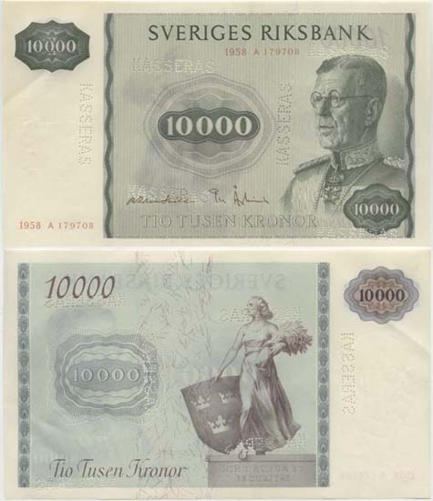 10000 kronor 1958.
Littbokstav/nr: A 179708.
Sedeltyp: Gustav VI Adolf (stående Svea).
Konstnär: D. Tägtström (kungens bild), E. Palmqvist
(stående Svea),  O. Mirowski=övrigt.
Sedelfakta: Erik Palmqvist använde sin hustru Maja
som modell till moder Svea. Han hade tänkt sig henne
naken, de tankarna hade inte Riksbanken. Det blev till
slur en tunn drapering över kroppen.
Makulerad med ordet KASSERAS 6 ggr.
Litteratur: Sveriges sedlar sid 115 nr 440.
Funktion: Betalningsmedel