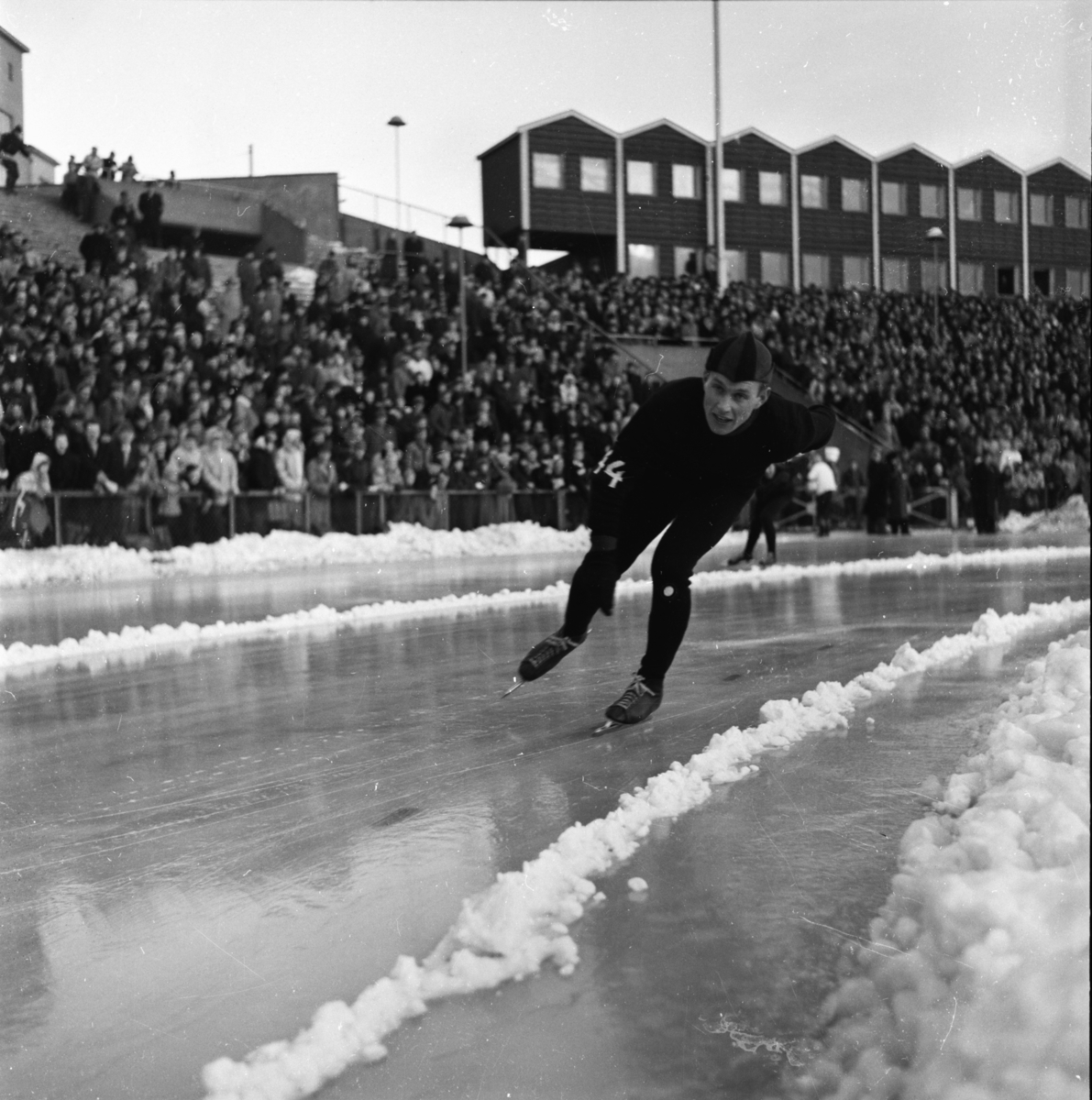 Vardens arkiv. "NM på skøyter på Bislet" 03.01.1954