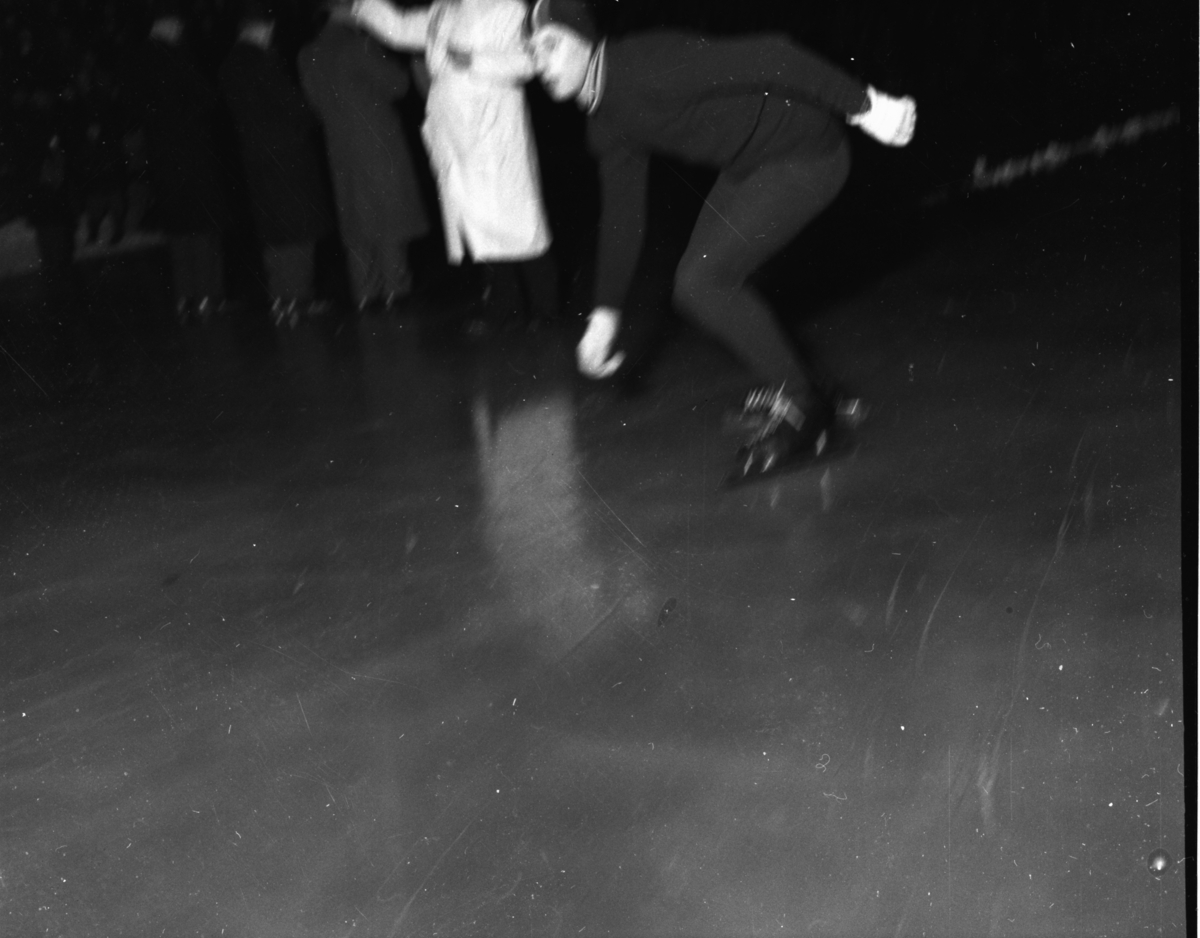 Vardens arkiv. "NM på skøyter på Bislet" 03.01.1954