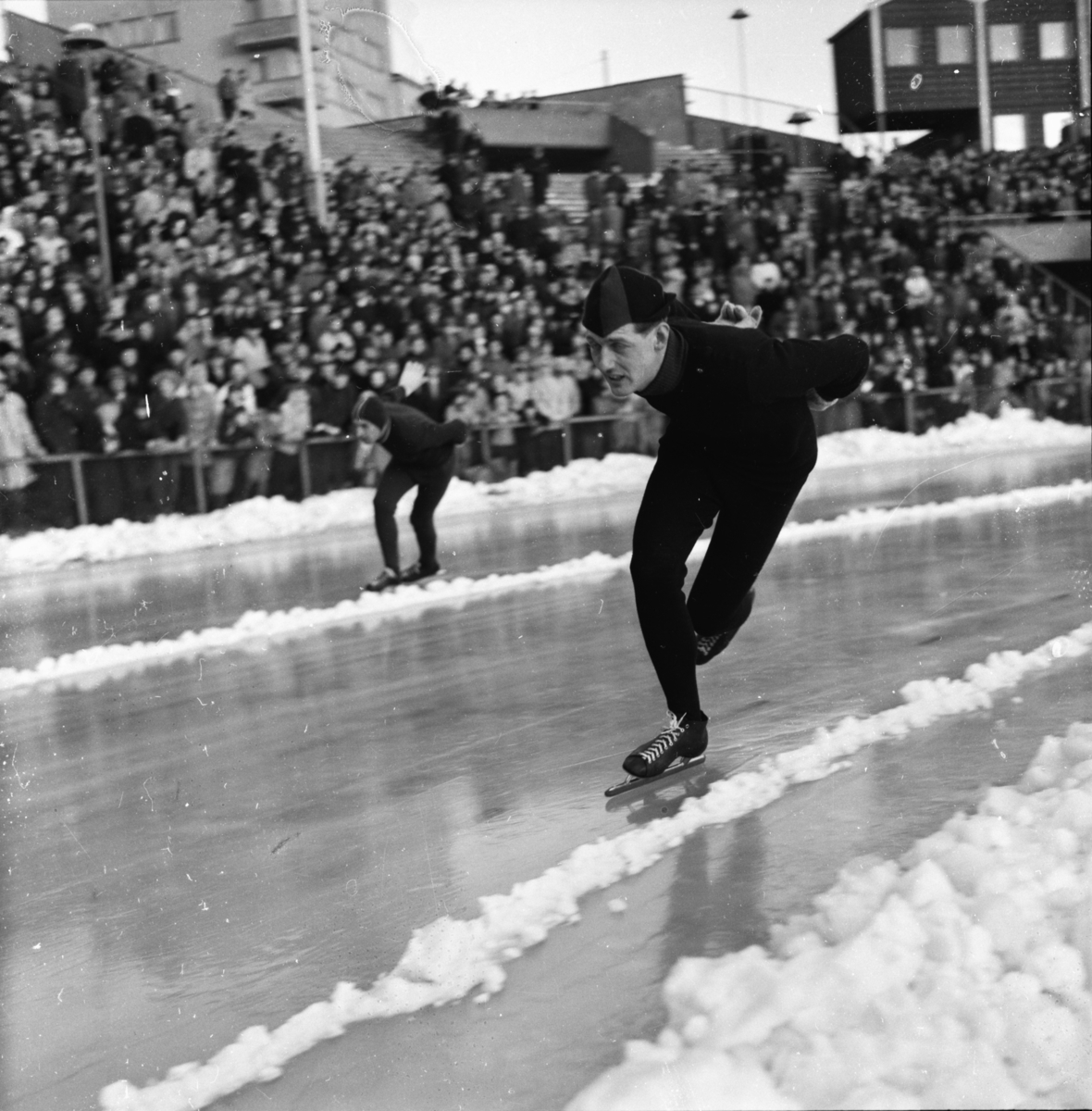 Vardens arkiv. "NM på skøyter på Bislet" 03.01.1954