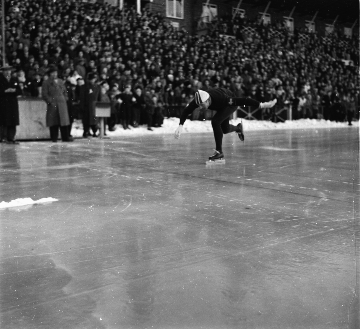 Vardens arkiv. "NM på skøyter på Bislet" 03.01.1954