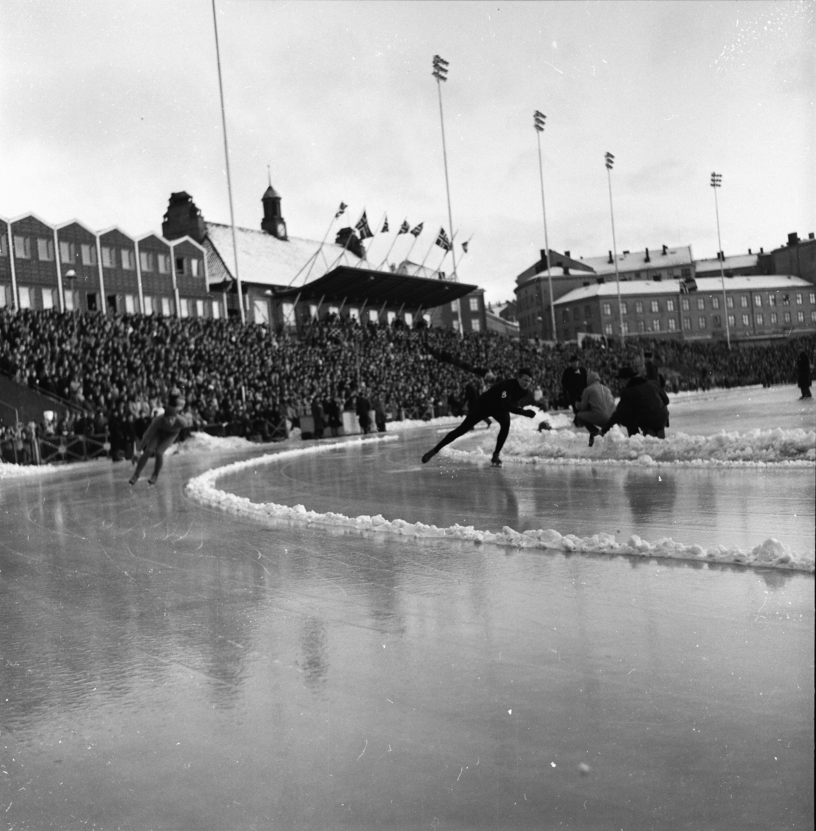 Vardens arkiv. "NM på skøyter på Bislet" 03.01.1954