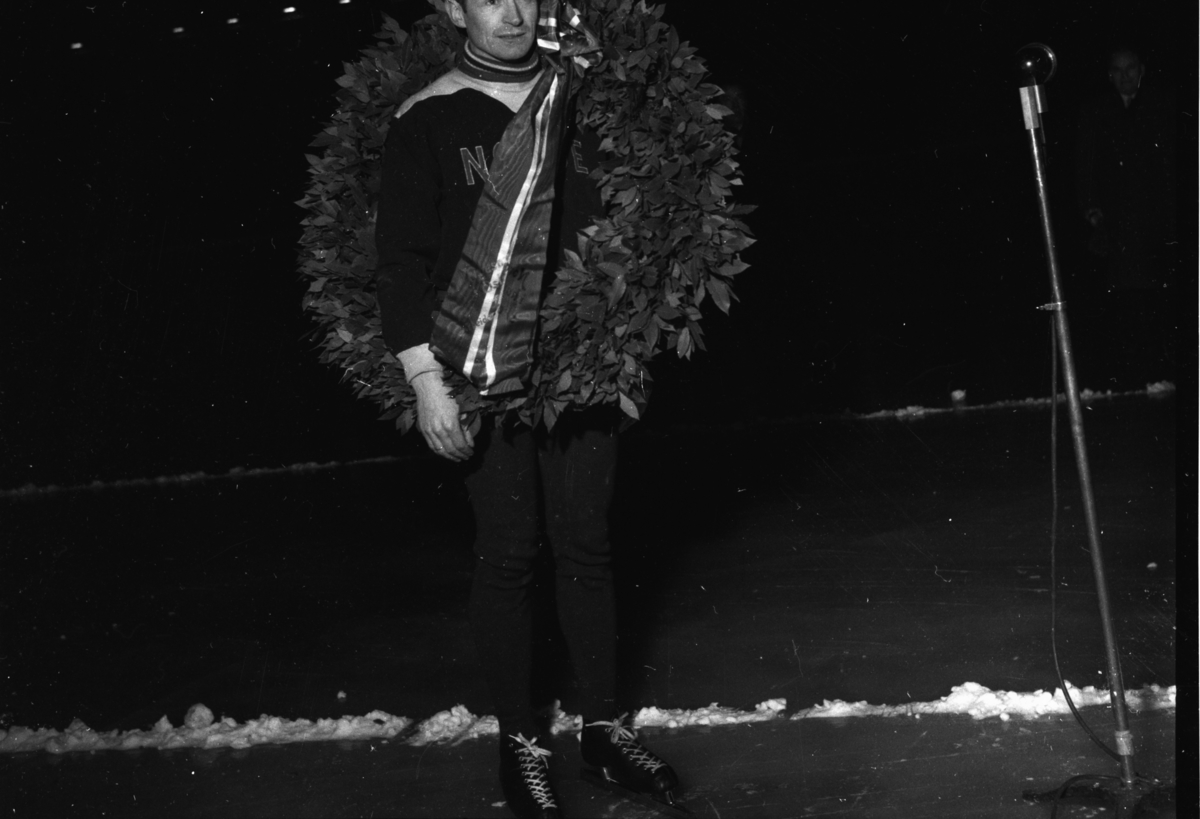 Vardens arkiv. "NM på skøyter på Bislet" 03.01.1954