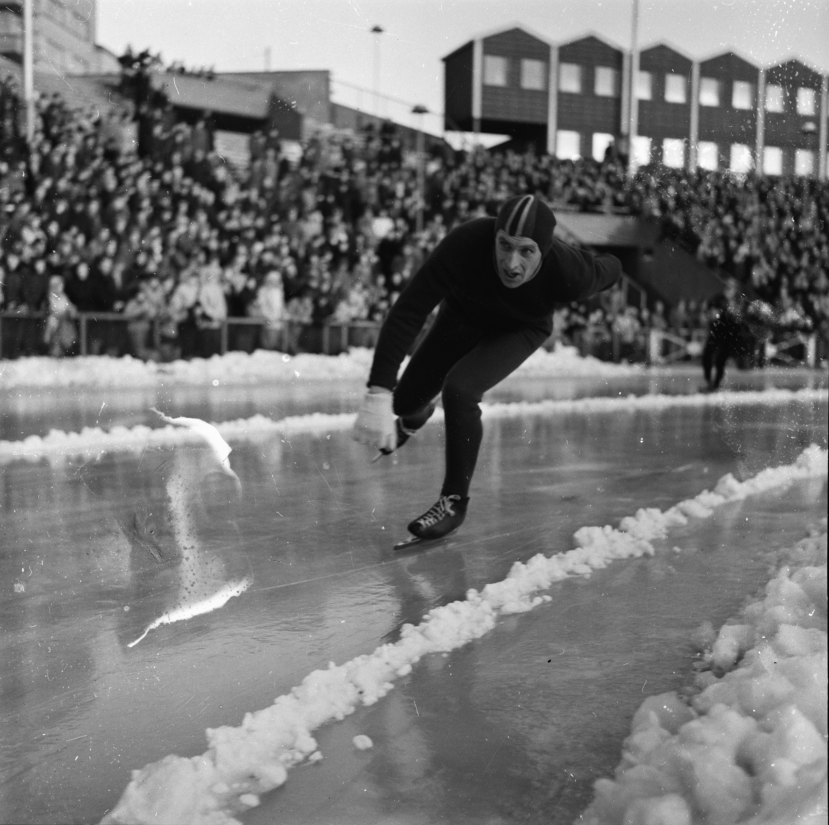 Vardens arkiv. "NM på skøyter på Bislet" 03.01.1954