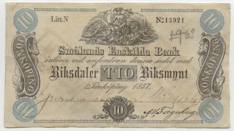 Enskilda banker. Smålands Enskilda Bank 10 riksdaler 
riksmynt 1857.
Littbokstav/nr: N 13921.
Sedelfakta/kommentar: 3:e oktroyen 1/7 1857 - 30/6 1867.
Lätt stämpelmakulerad.
En sällsynt sedel i bra kvalitet.
Konstnär: Formgivare vid J. Bagges sedeltryckeri i Stockholm.
Övrigt: Litteratur: Platbarzdis Sveriges sedlar III sid 65 nr. 17.
M. Widell, Smålandsbankens sedlar NLS. Gbg. 1988.
Funktion: Betalningsmedel