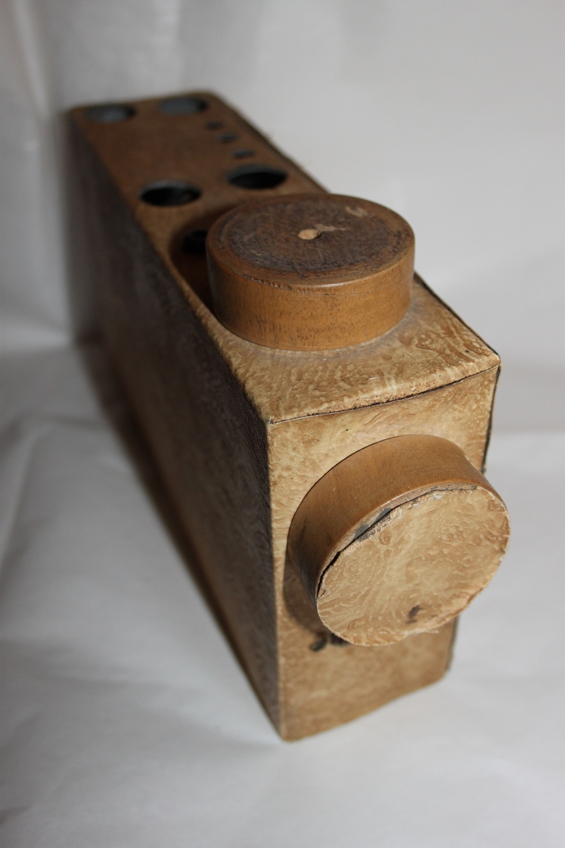 Radiomottaker, hjemmelaget. Rektangulært chassi laget i trefiner.. Med sorte høretelefoner med stempel OMEGA. Dette eksemplaret er fortsatt i utmerket stand. Det følger også med en improvisert antenne.