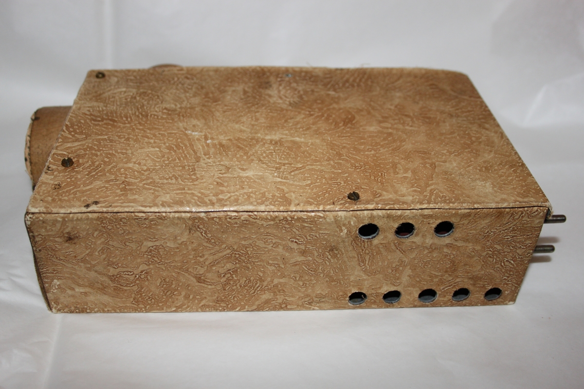 Radiomottaker, hjemmelaget. Rektangulært chassi laget i trefiner.. Med sorte høretelefoner med stempel OMEGA. Dette eksemplaret er fortsatt i utmerket stand. Det følger også med en improvisert antenne.