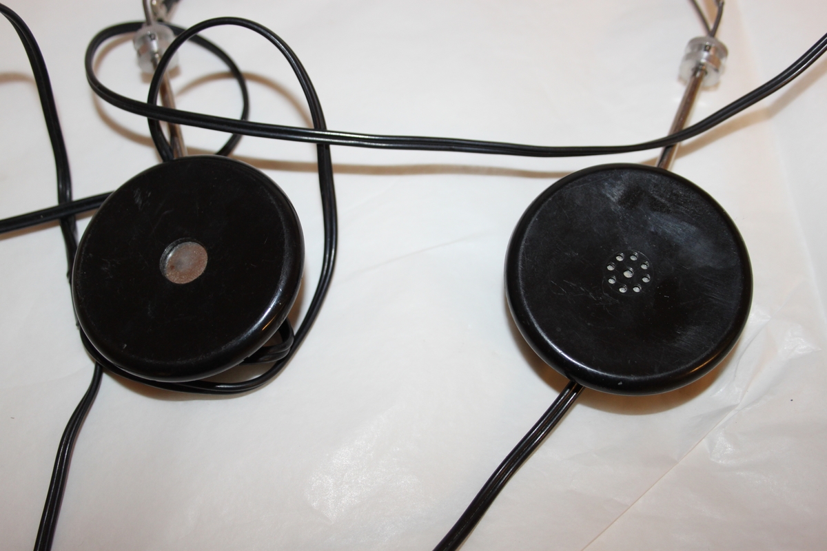 Radiomottaker, hjemmelaget. Rektangulært chassi laget i trefiner.. Med sorte høretelefoner med stempel OMEGA. Dette eksemplaret er fortsatt i utmerket stand. Det følger også med en improvisert antenne.