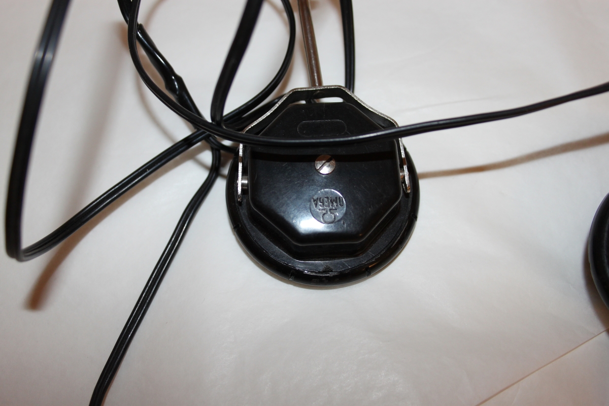 Radiomottaker, hjemmelaget. Rektangulært chassi laget i trefiner.. Med sorte høretelefoner med stempel OMEGA. Dette eksemplaret er fortsatt i utmerket stand. Det følger også med en improvisert antenne.