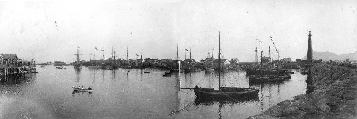 ANDENES: INDRE HAVN MED FYRMOLOEN TIL HØYRE.