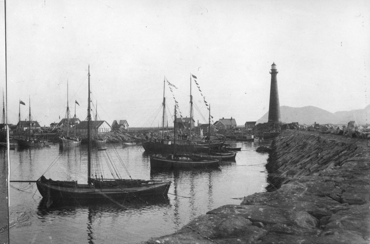 ANDENES: INDRE HAVN MED FYRMOLOEN TIL HØYRE.
