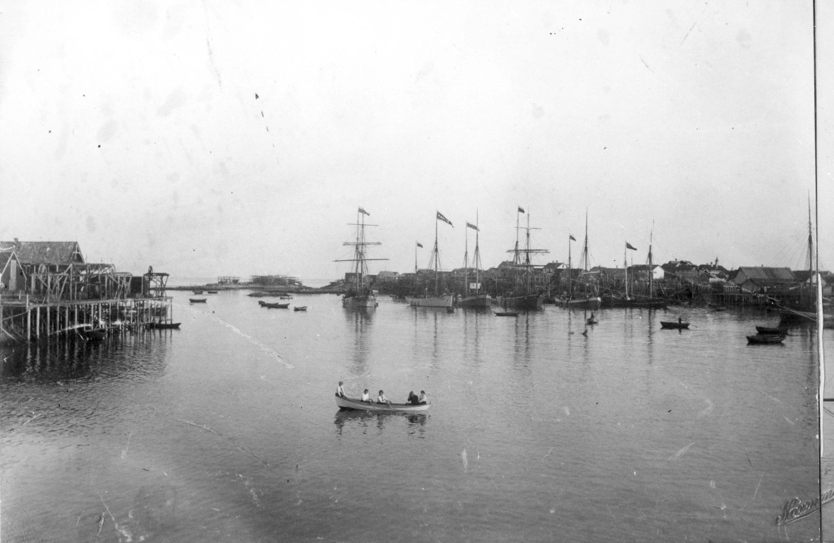 ANDENES: INDRE HAVN MED FYRMOLOEN TIL HØYRE.